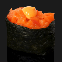 Гункан с лососем