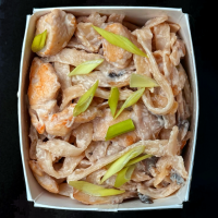 Удон с курицей в сливочном соусе