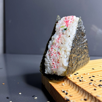 Онигири с мясом краба