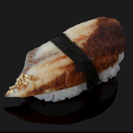 Суши с копченым угрём