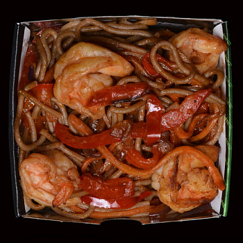 Лапша соба с креветками в томатном соусе WOK