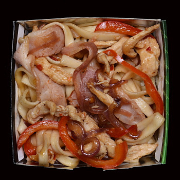 Удон с курицей в устричном соусе