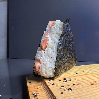 Онигири с лососем