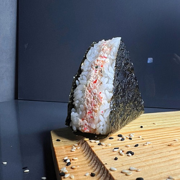 Онигири с креветкой